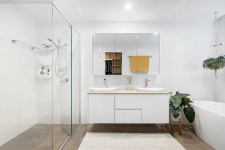 BEACH FRONT APARTMENT WITH HUGE ALFRESCO AND EXPANSIVE OCEAN VIEWS CONTACT JULIE SYKES 0438 050 110 - Photo 2