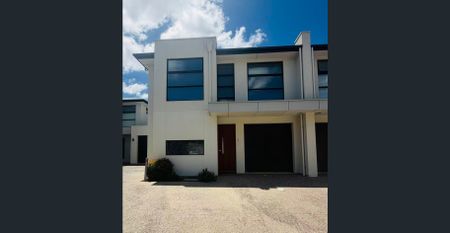 Modern & Stylish Townhouse in Prime Hectorville Location - Photo 3