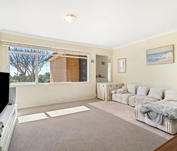 Family home minutes to local amenities - Photo 1