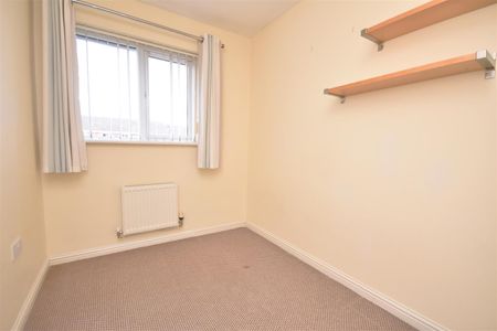 Naylor Walk, Ellesmere Port - Photo 2