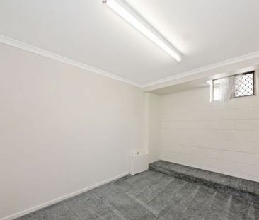 Quiet 3 Bedroom Unit - Water, gas and internet included - Photo 3
