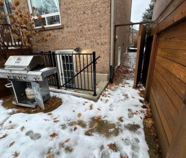 100 LARRATT LANE - Photo 2