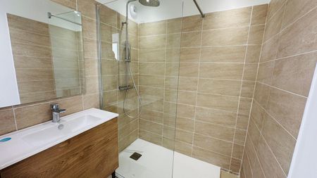 Location Appartement 3 pièces 62m² VILLENEUVE LES AVIGNON 30400 - Photo 2