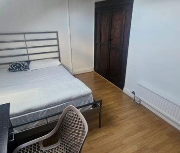 5 Bed - 135 Ash Road, Headingley, Leeds - LS6 3HD - Student - Photo 4