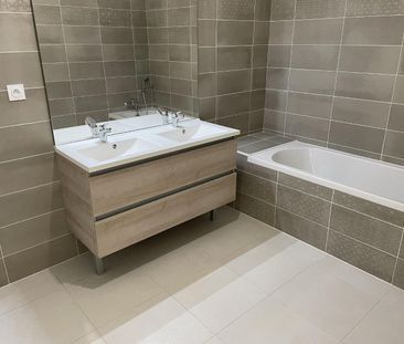 location Appartement T3 DE 65.97m² À TOULON - Photo 6