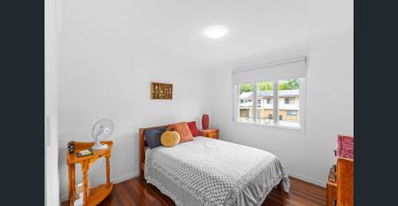 Beautifully Renovated Split-Level Home in Quiet, Leafy Pocket - Photo 5