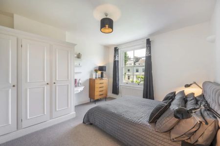 3 bedroom flat in London - Photo 4