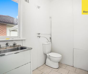 Stylishly Renovated Family Home in Peaceful Kingswood Pocket - Photo 5