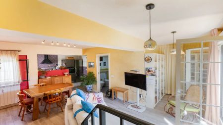 Spacious rooms, plenty of natural light and an outdoor terrace designed for enjoying Madrid - Foto 5