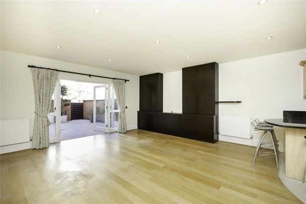 4 bedroom end of terrace house to rent - Photo 1