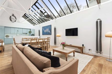 SHORT LET - A very spacious two bedroom coach house, tucked away on one of Clapham's most premier roads. - Photo 3