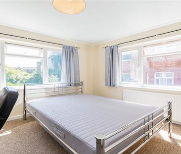 3 Bedroom, 1 bath, 1 reception Flat - Photo 3
