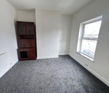 3 bedroom end of terrace house to rent - Photo 3