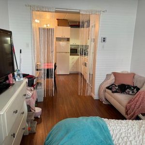 CHARMANT 2 1/2 rénové - piscines - gym - LIBRE - Photo 2