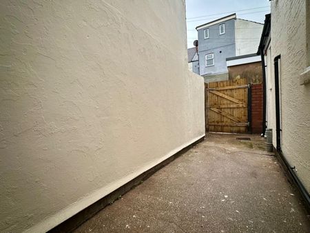 4 bedroom House To Let - Photo 3