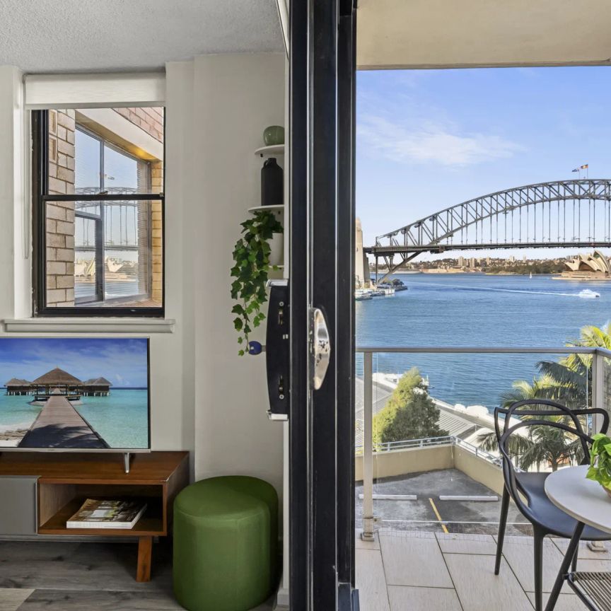 Fully Furnished Executive Retreat with Views, Location and Prestige - Photo 1