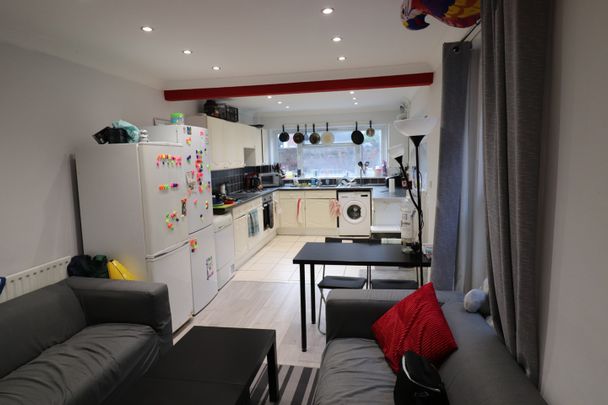 6 Bed Terraced House, Tennyson Road, SO17 - Photo 1