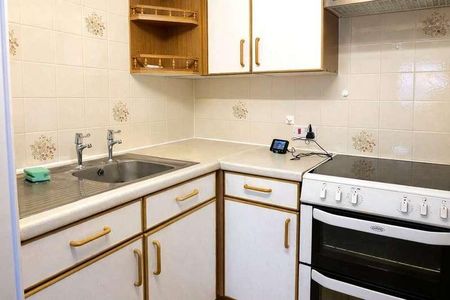 Redwood Manor, Tanners Lane, Haslemere, Surrey, GU27 - Photo 4