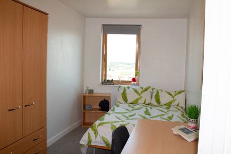 5 Bed Flat, Mulberry Court, SO14 - Photo 4