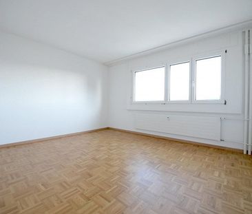 Sur les hauteurs de la Chaux-de-Fonds, ce 4.5 pièces vous attend ! - Photo 2