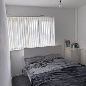 Room in a Shared Flat, Sunny Bank, BL9 - Photo 2