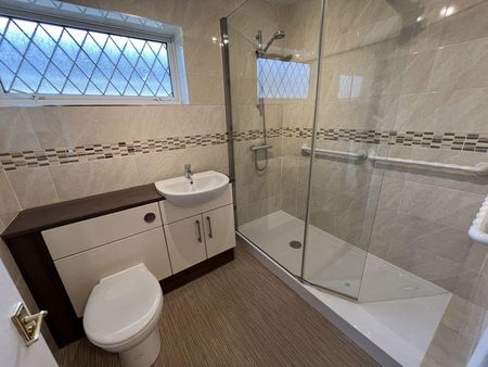 4 bedroom detached house to rent - Photo 4