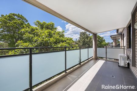 Spacious and contemporary two bedroom apartment - Photo 3