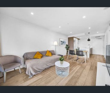 Modern 1-Bedroom Apartment with City and River Views in South Brisbane - Photo 1