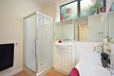 Spacious and Sun-lit 2 bed apartment - Photo 5