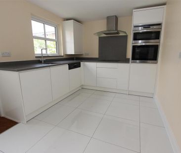 3 bedroom semi-detached house to rent - Photo 6
