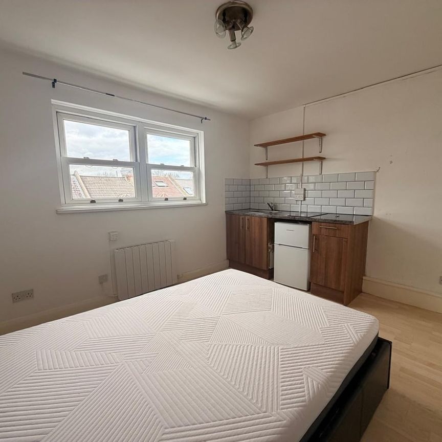 Studio Flat, Whitestile Road, TW8 - Photo 1