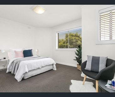 Trendy townhouse on the park - Photo 2