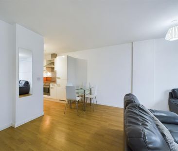 2 bedroom flat to rent - Photo 2
