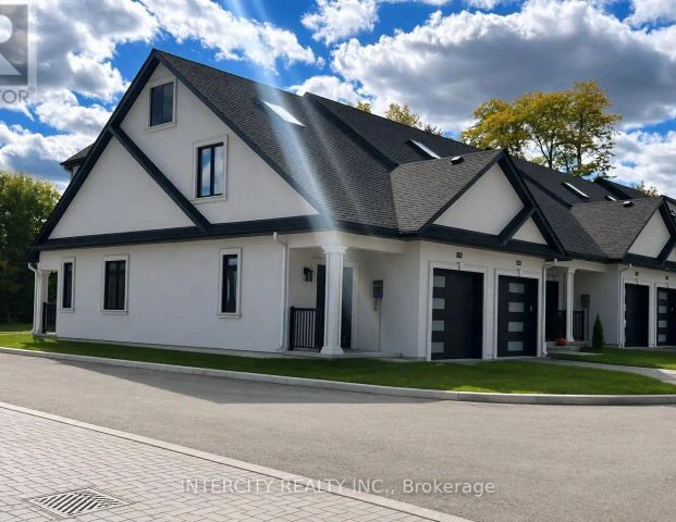 15 - 263 BARRIE STREET — 3 Bedroom - Photo 1