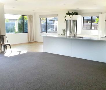 Large, Modern, 4 bedroom, close to town - Photo 1