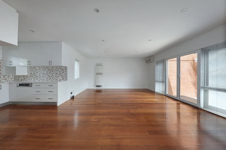 2/125 Walpole Street, Kew VIC 3101 - Townhouse For Rent | Domain - Photo 4