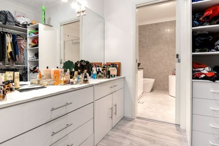 Stylish Four Bedroom Home - Photo 5