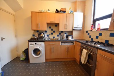 3 bedroom House in Bankfield Terrace, Leeds - Photo 1