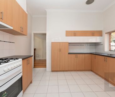 Family Home on Francis St! - Photo 2