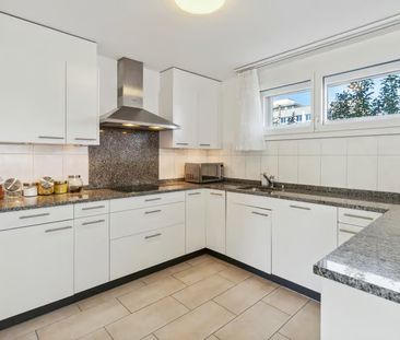 Helle 4.5-Zimmer-Wohnung mit Balkon und Stadtblick in Schlieren - Photo 6