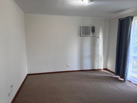 Large Family Home! - Photo 3