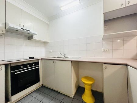 Spacious Three-Bedroom Apartment with Parking in the Heart of Pyrmont - Photo 5