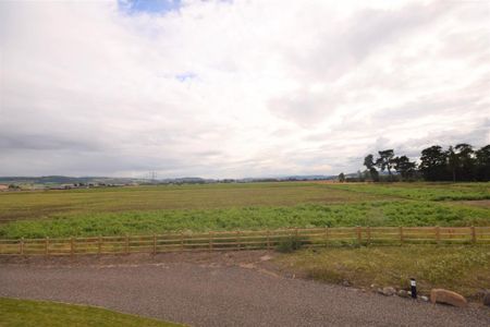 4 bedroom semi-detached villa to rent - Photo 2