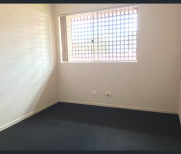 Top Floor 3 Bedroom Unit in Prime Location! - Photo 2