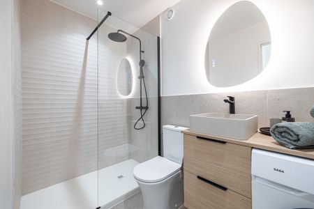 A LOUER 2P MEUBLE NICE QUARTIER PORT -ETUDIANT MOBILITE-6 MOIS - Photo 3