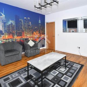 1 bedroom in a house share to rent - Photo 2