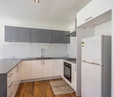 BEAUTIFUL MODERN 3 BEDROOM TOWNHOUSE - Photo 2