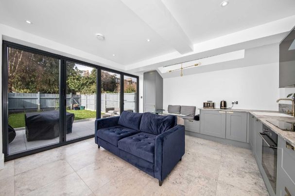 2 Bed Flat, Lenham Road, SE12 - Photo 1