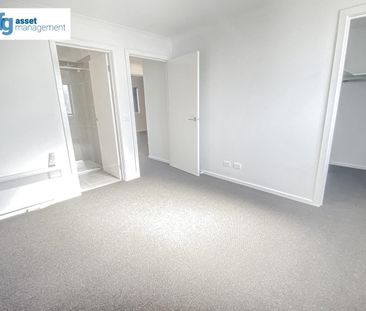 Three Bedroom Townhouse with Lock-up Garage! - Photo 2