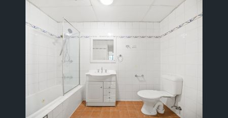 Freshly updated 3-Bedder with Gas Kitchen & Double Lock-Up Garage - Photo 2